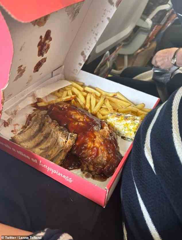 Die entsetzte Twitter-Nutzerin Lanna Tolland aus Glasgow war fassungslos, als der Mann, der in einem Flugzeug neben ihr saß, anfing, ein paar BBQ-Rippchen zu essen