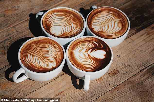 Koffein wehrt Schläfrigkeit ab, indem es vorübergehend eine Chemikalie namens Adenosin blockiert, schrieb Dr. Emma Beckett, eine Molekularernährungswissenschaftlerin von der University of Newcastle, auf der Website The Conversation