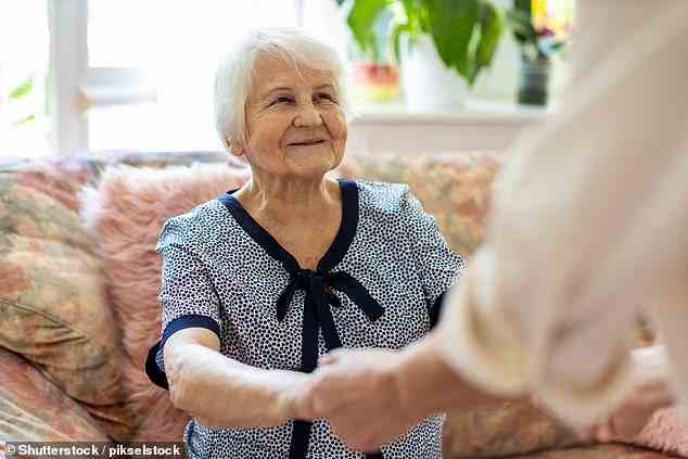 Die Wohltätigkeitsorganisation Age UK sagte, die Unterstützung sei für ältere Menschen schwieriger geworden.  Es fügte hinzu, wenn die Pflege älterer Menschen „rationiert“ wird, hat dies einen Dominoeffekt auf den NHS, was eine „schreckliche falsche Ökonomie“ ist.