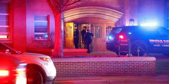 Die Polizei untersucht den Schauplatz einer Schießerei in Berkey Hall auf dem Campus der Michigan State University am späten Montag, den 13. Februar 2023, in East Lansing, Mich. 