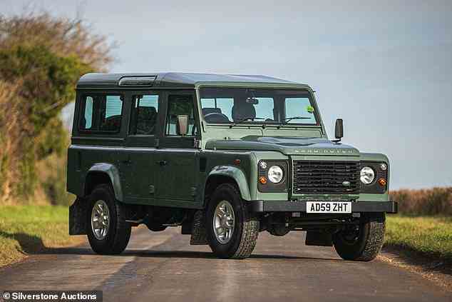 Umgedreht für einen Gewinn: Dieser Land Rover Defender 110, der zuerst Prinz Philip gehörte, wurde für einen Weltrekord von 123.750 £ verkauft.  Der Verkäufer kaufte es erst im Juni 2022 und zahlte nur 44.000 £ dafür