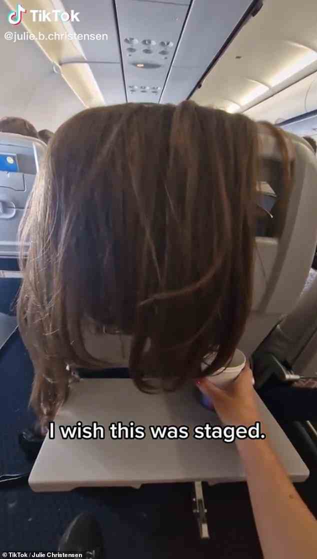Julie bestieg Ende letzten Jahres den Flug von Athen nach Amsterdam.  Sie war fassungslos, als die Frau vor ihr ihr langes Haar über die Rückenlehne des Sitzes drapierte