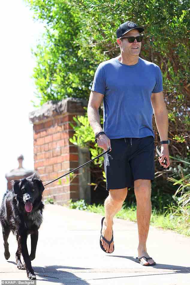 Dr. Chris Brown machte eine lässige Figur, als er nach einem Schockwechsel zu Channel Seven mit seinem Hund in Sydney spazieren ging