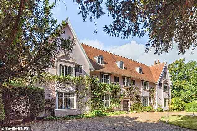 Das historische Herrenhaus Blo Norton Hall mit 7.900 Quadratfuß Fläche und der inspirierten Schriftstellerin Virginia Woolf ist für 2,6 Millionen Pfund auf den Markt gekommen