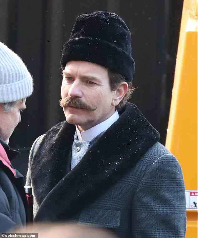 Am Set: Ewan McGregor, 51, trug einen dicken Schnurrbart, als er am Dienstag in Moskau die Dreharbeiten für die TV-Adaption von A Gentleman fortsetzte