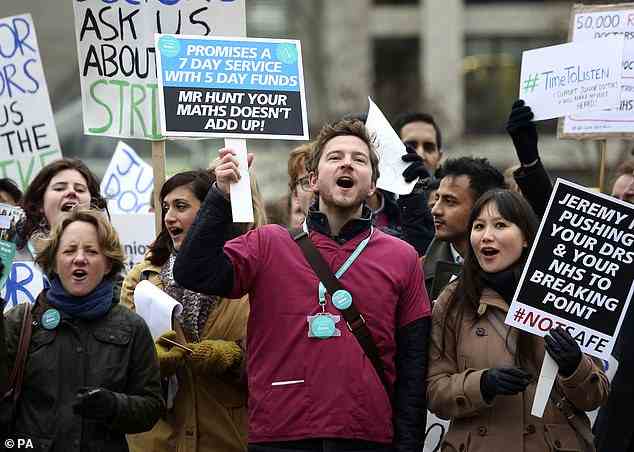 Ausgelöst durch einen Vertragsstreit zwischen Medizinern und dem damaligen Gesundheitsminister Jeremy Hunt, traten 2016 junge Ärzte in Streikposten ein