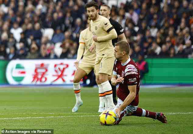 Chelsea wurde gegen West Ham kein Elfmeter zugesprochen, als Tomas Soucek den Ball im Strafraum offen behandelte, weil sein Arm seinen Sturz bremsen würde