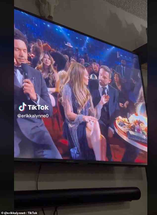 Mit der Kamera erwischt!  Jennifer Lopez und Ben Affleck brachten die Leute erneut zum Reden, nachdem ein Clip, der die Augenbrauen hochzog, das Paar festhielt, als es einen unangenehmen Moment bei den Grammy-Verleihungen 2023 teilte