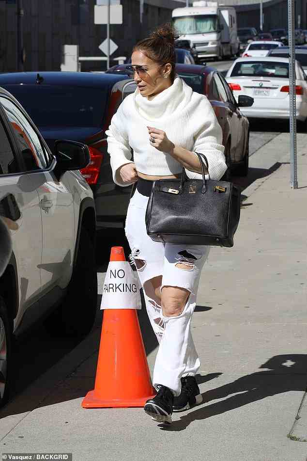 Abtanzen!  Jennifer Lopez wurde am Donnerstag bei der Ankunft in einem Tanzstudio in Los Angeles gesehen, nachdem ein Sitzplatzfüller enthüllt hatte, was wirklich zwischen ihr und Ben Affleck bei den Grammys passiert war
