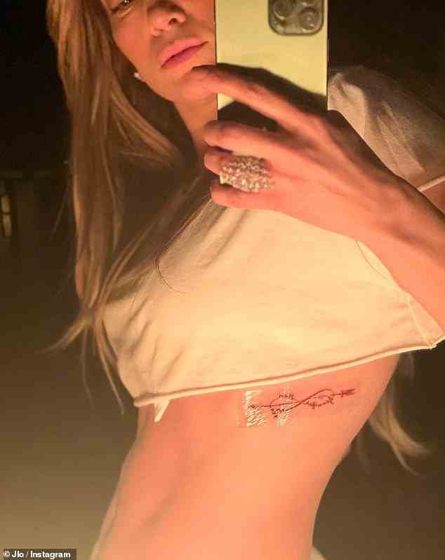 Jennifer Lopez zeigt das passende Tattoo, das sie am Valentinstag mit Ben Affleck bekommen hat