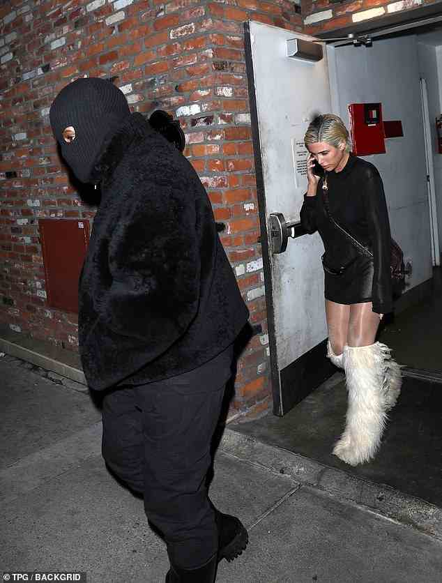 Aussteigen: Kanye West schützte sein Gesicht, als er am Dienstag einen Abend mit seiner neuen „Frau“ Bianca Censori genoss, nachdem er Berichten zufolge in einer Batterieuntersuchung verdächtigt worden war