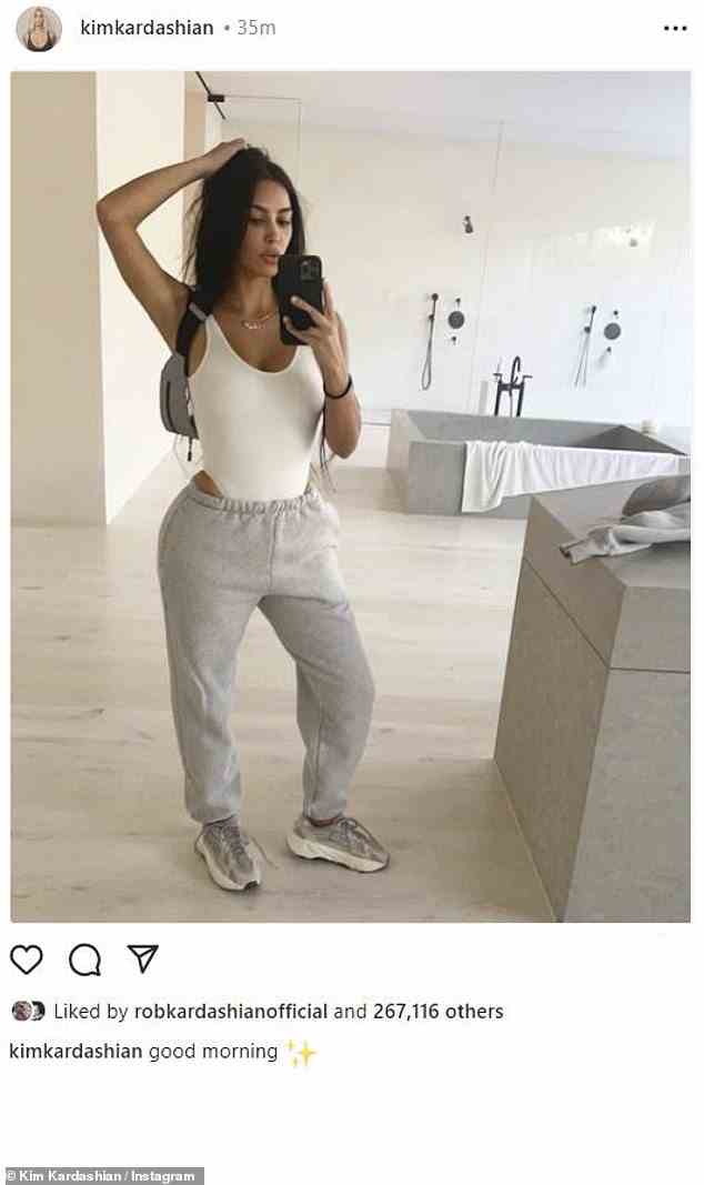 Auffällig: Kim Kardashian posierte am Mittwochmorgen für ein rasantes Spiegel-Selfie.  Die Mutter von vier Kindern sah unglaublich aus in einem weißen Bodysuit, der ihre schlanke Taille und ihr üppiges Dekolleté hervorhob