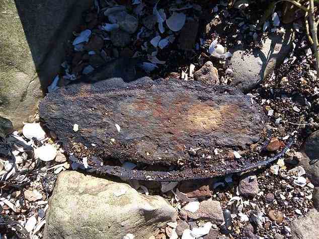 Ein Lederschuh aus der Bronzezeit (im Bild), der als der älteste in Großbritannien gilt, wurde im Flussbett im Norden von Kent ausgegraben