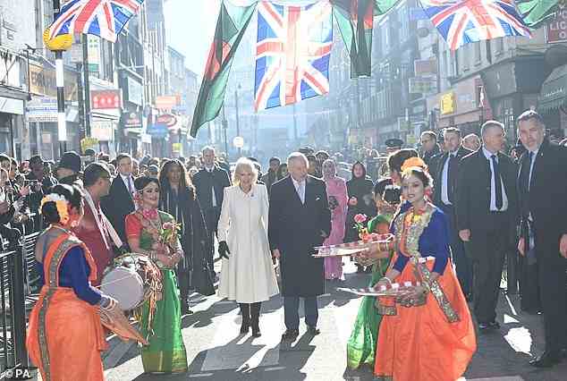 Der 74-jährige Monarch und seine 75-jährige Frau trafen sich mit den Machern der Londoner Gemeinde in Bangladesch und besuchten Wohltätigkeitsorganisationen und Unternehmen