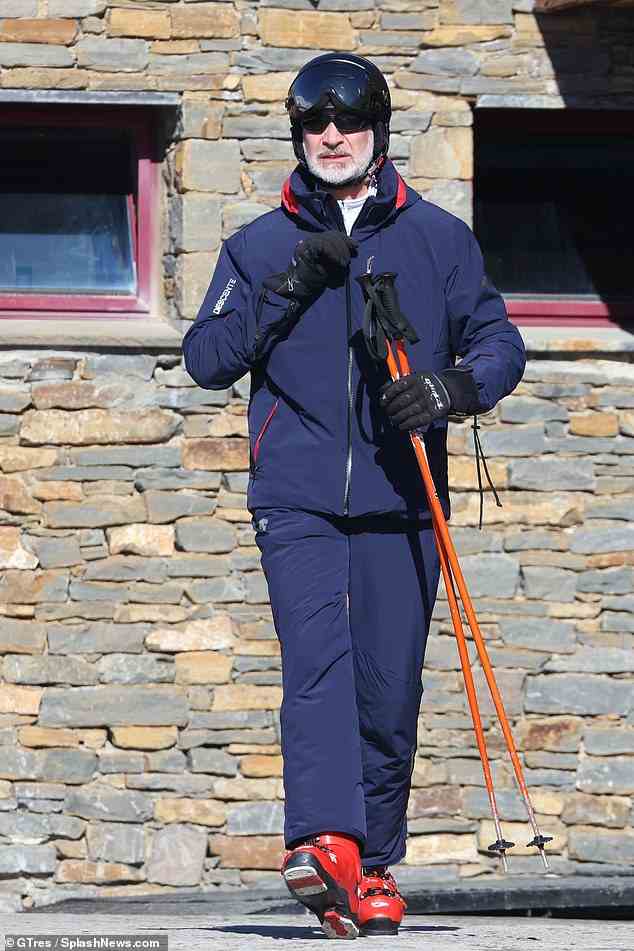 König Felipe VI. von Spanien (im Bild), 55, sah cool und entspannt aus, als er sich darauf vorbereitete, im Resort Baqueira-Beret in den Pyrenäen auf die Piste zu gehen