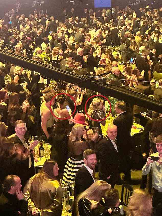 Umständlich: Die ehemalige Moderatorin von Love Island, Laura Whitmore, und die neue Moderatorin der Show, Maya Jama, schienen sich gegenseitig zu ignorieren, während sie bei den Brit Awards 2023 am selben Tisch saßen