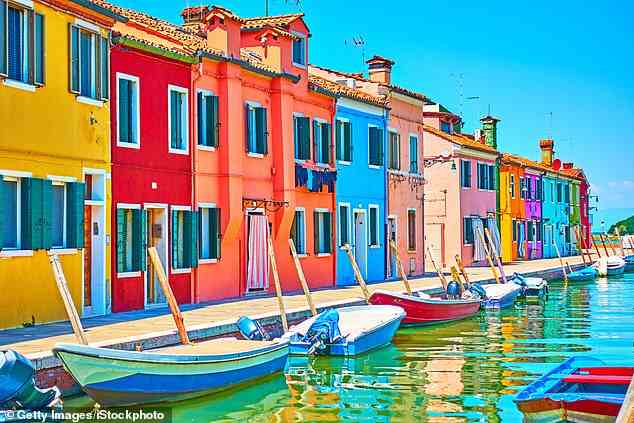 Farben der Kanäle: Während der siebentägigen Flusskreuzfahrt von The Mail on Sunday durch die norditalienische Region Venetien besuchen Sie die Insel Burano (im Bild)