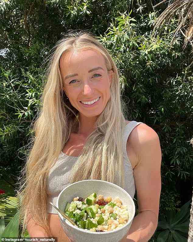 Die führende australische Ernährungsberaterin und Mutter Rebecca Gawthorne (im Bild) hat ihr Rezept mit vier Zutaten für Lunchbox-freundliche Fruchtbrötchen geteilt