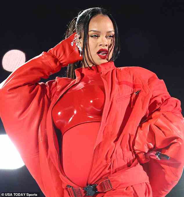 Rihanna setzte während ihres unglaublichen Halbzeitauftritts beim Super Bowl 2023 die sozialen Medien in Brand, als sie ihren Babybauch enthüllte.  Die 34-jährige Superstar ist mit ihrem zweiten Kind schwanger, nachdem sie im Mai letzten Jahres einen Sohn mit A$AP Rocky zur Welt gebracht hatte