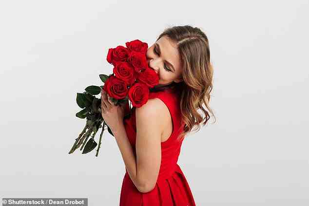 Mädchen mit Blumen (Aktenfoto).  Der Großhandelspreis für rote Rosen und andere Blumen ist um 10-15 Prozent gestiegen, was die Floristen weitergeben