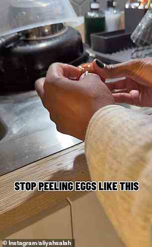 Sie demonstrierte, wie man ein Ei nicht schält, indem sie es auf die Arbeitsplatte klopfte und dann versuchte, mit den Fingern zerbrochene Schalenstücke zu entfernen (Bild).