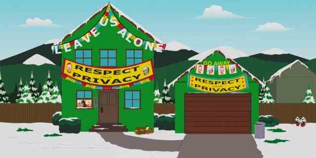 Nachdem der Prinz und seine Frau sich in South Park niedergelassen haben, hängen sie überall in ihrem neuen Haus Transparente auf, in denen sie um Privatsphäre bitten.