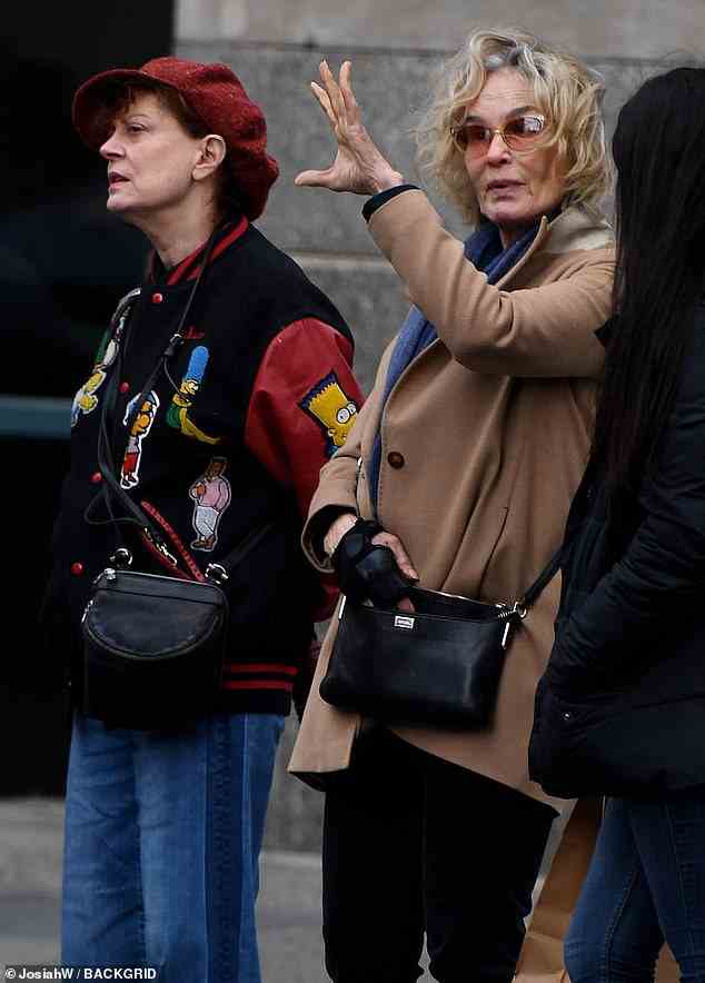 Langjährige Freunde: Susan Sarandon, 76, und Jessica Lange, 73, wurden am Montag bei einem gemeinsamen Spaziergang nach einem gemeinsamen Mittagessen in New York City gesichtet