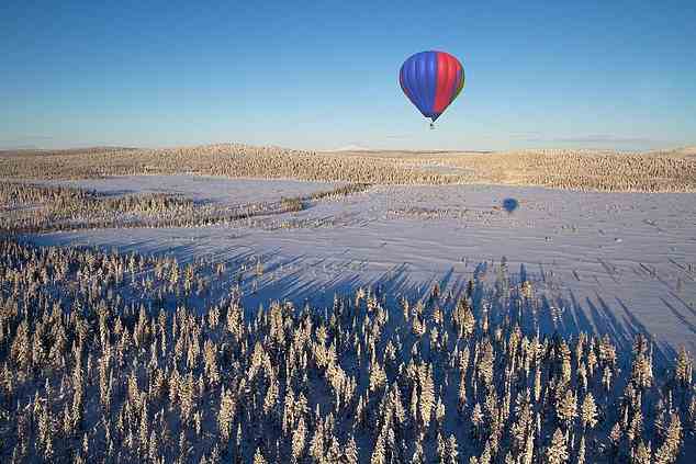 Auf einer Reise nach Schwedisch Lappland (im Bild) unternimmt Kate Johnson eine Fahrt mit dem Heißluftballon über Decken aus unberührtem Schnee und Silberbirken- und Kiefernwäldern