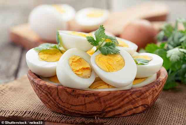 Ein Ei liefert mehr als 25 Prozent Ihres täglichen Selens (ein Antioxidans, das mit einem verringerten Krebsrisiko in Verbindung gebracht wird);  etwa 20 Prozent Ihres Vitamin B12 (das gegen Müdigkeit hilft)