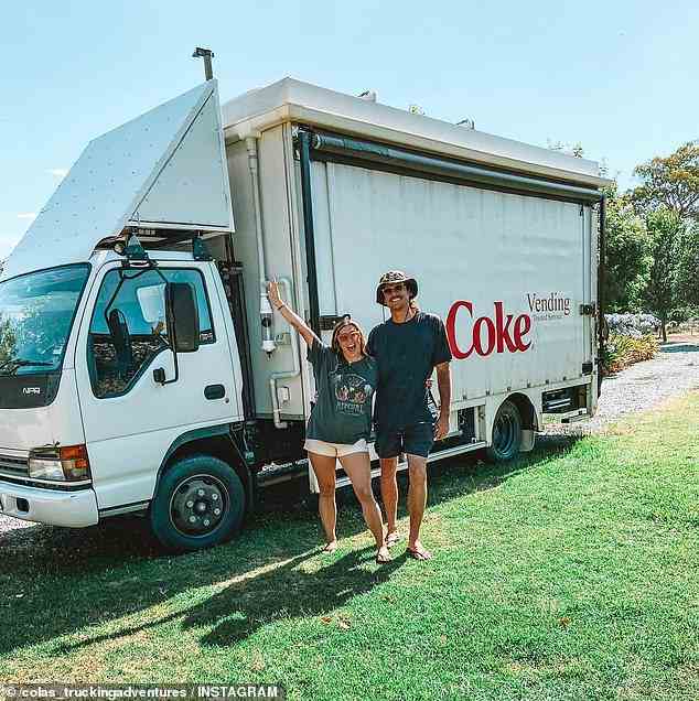 Das Wollongong-Paar Clara (links) und Pauli (rechts) hat sein Leben hinter sich gelassen, um durch Australien zu reisen und mietfrei in seinem umgebauten Coke-Truck zu leben