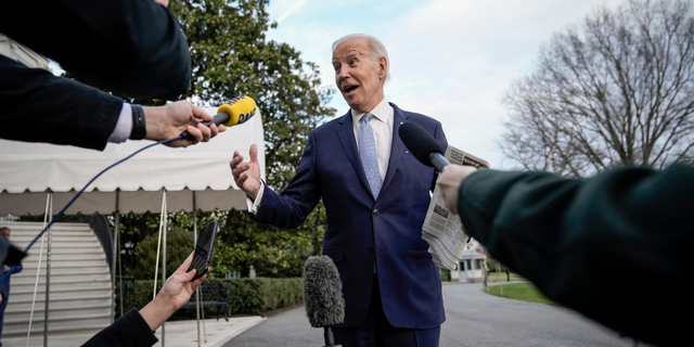 US-Präsident Joe Biden hält an, um mit Reportern zu sprechen, als er am 24. Februar 2023 in Washington, DC, zu Marine One auf dem South Lawn des Weißen Hauses geht.  Biden verbringt das Wochenende in seinem Haus in Delaware. 