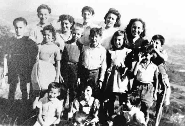 Einige der jüdischen Waisen, die Barbie nach Auschwitz in den Tod schickte