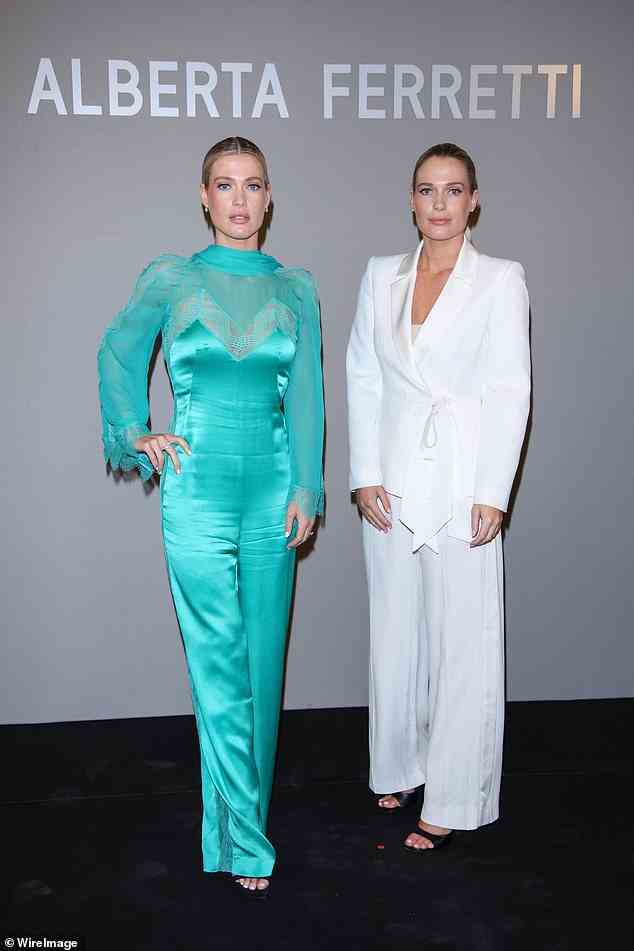 Die Zwillinge zogen sich für die Modenschau von Alberta Ferretti um, wobei Eliza einen stilvollen Aquamarin-Catsuit anzog, während ihre Schwester einen eleganten weißen Hosenanzug trug
