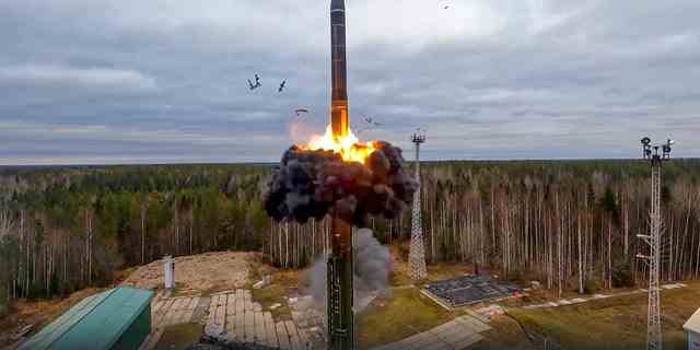 Eine interkontinentale ballistische Yars-Rakete wird am 26. Oktober 2022 von einem Startplatz in Plesetsk im Nordwesten Russlands getestet.