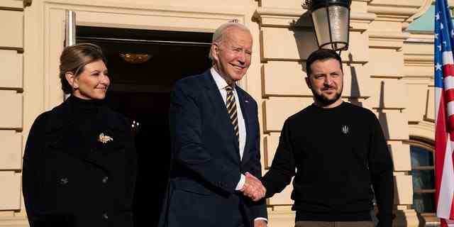 Präsident Joe Biden schüttelt Präsident Wolodymyr Selenskyj die Hand, während sie mit der ukrainischen First Lady Olena Zelenska im Mariinski-Palast in Kiew posieren, 20. Februar 2023.
