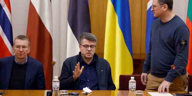 Die ukrainischen Außenminister Dmytro Kuleba (rechts), Urmas Reinsalu aus Estland (Mitte) und Edgars Rinkevics aus Lettland nehmen am 28. November 2022 an einer gemeinsamen Pressekonferenz in Kiew, Ukraine, teil.
