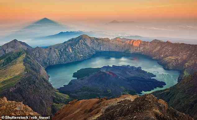 Oben abgebildet ist der Vulkan Mount Rinjani auf Lombok, der auf Platz 11 der Liste steht