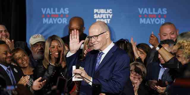 Der frühere CEO der Chicago Public Schools, Paul Vallas, war der beste Stimmensammler bei den Bürgermeisterwahlen am Dienstag.  Er wird in einer Stichwahl gegen Brandon Johnson antreten. 