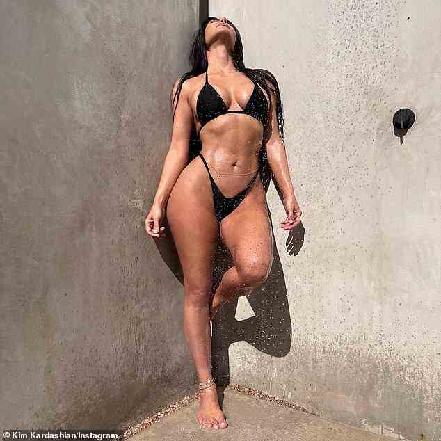 Duschen in ihrer Badebekleidung: Kardashian zeigte ihre unglaubliche Sanduhrfigur in neuen Schnappschüssen, die am späten Mittwochmorgen auf ihrer Instagram-Seite geteilt wurden