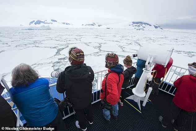 Passagiere an Bord des Expeditionsschiffes Ocean Nova von Antarctica21.  Ein Kreuzfahrtpreis, der vom Reiseveranstalter angeboten wird, hat einen Wert von 14.400 £
