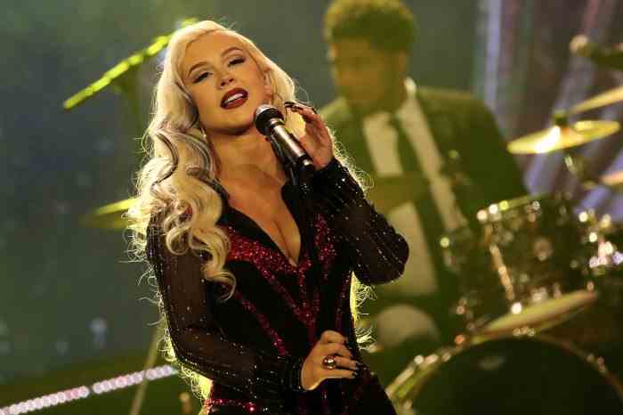 Christina Aguilera gibt zu, dass sie „ein wenig Hilfe“ von kosmetischen Injektionen bekommt – „Warum nicht?“  - 029 tritt am 20. Dezember 2022 in Hanoi, Vietnam, auf