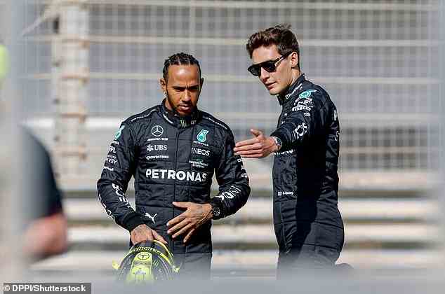 Lewis Hamilton (L) und George Russell (R) von Mercedes hoffen auf eine bessere Saison im Jahr 2023