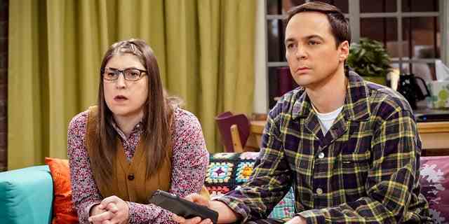 Mayim Bialik, links, wurde in der dritten Staffel vorgestellt "Urknalltheorie" Fangemeinde als Amy Farrah Fowler, ein romantisches Interesse für Jim Parsons 'Sheldon Cooper.