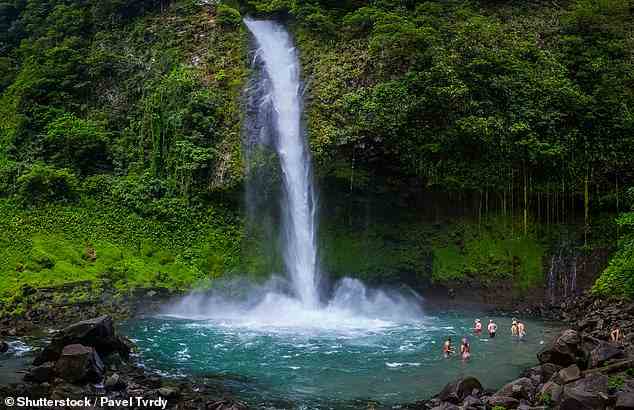 Die 11-tägige Real Costa Rica-Tour von Just You nimmt Sie mit auf eine Wanderung durch einen tropischen Wald, um am Fuß des Wasserfalls La Fortuna zu schwimmen (im Bild).