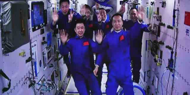 Dieses Bild, das im Jiuquan Satellite Launch Center im Nordwesten Chinas aufgenommen wurde, zeigt die Besatzung von Shenzhou-15 und Shenzhou-14, die nach einer historischen Versammlung im Weltraum am 30. November 2022 winkt. Die drei Astronauten an Bord des chinesischen Raumschiffs Shenzhou-15 betraten die Raumstation des Landes und traf sich am Mittwoch mit einem weiteren Astronauten-Trio, einem historischen Treffen, bei dem die Belegschaft im Weltraumlabor im Orbit zum ersten Mal auf sechs erhöht wurde.   