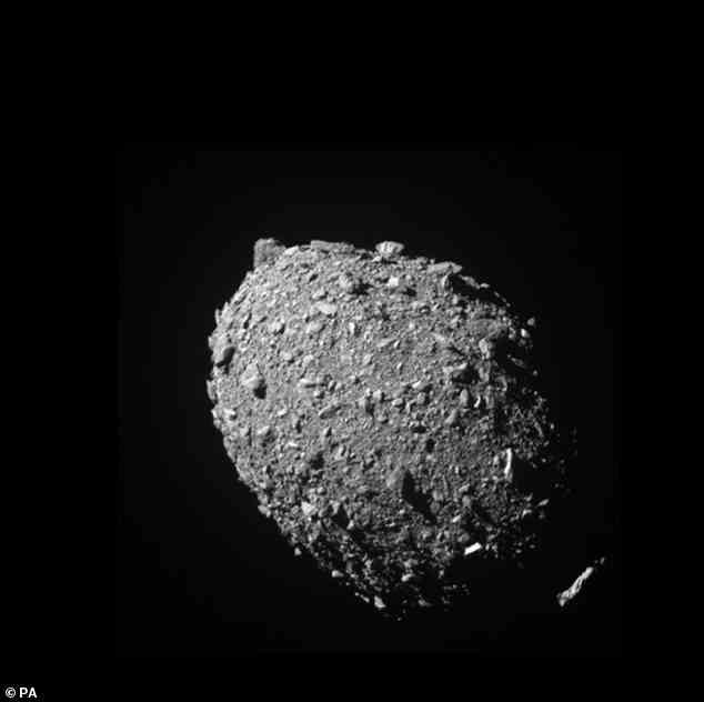 Die NASA startete 2022 ihren Double Asteroid Redirection Test (DART) für die erste planetarische Verteidigungsmission der Menschheit, die als „Armageddon-Moment“ der NASA bezeichnet wird.  Das Ziel des Raumfahrzeugs war ein kleiner Mond namens Dimorphos (im Bild), der seinen Mutterasteroiden Didymos umkreiste