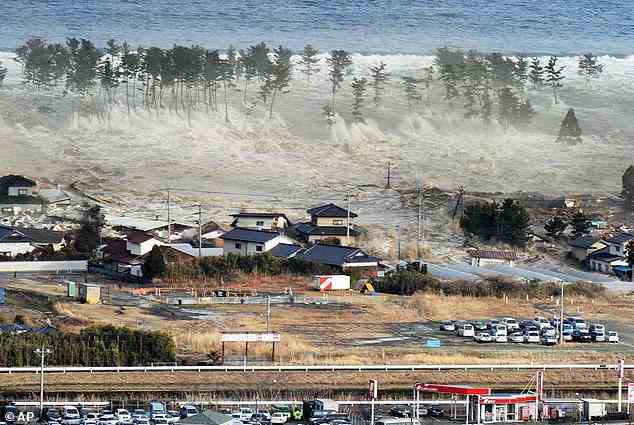 Ein Tipp ist, sich wegen der gewaltigen Tsunamis, die der Aufprall auslösen würde, von Küstengebieten zu entfernen.  Ein Unterwasserbeben der Stärke 9,1 ereignete sich am 11. März 2011 vor der Küste Japans (im Bild).