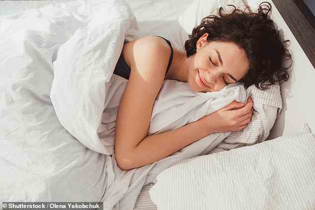 Schlechte Schläfer sollten darauf achten, dass sie ihr Bett nur mit Schlaf und Sex in Verbindung bringen – und sonst nichts