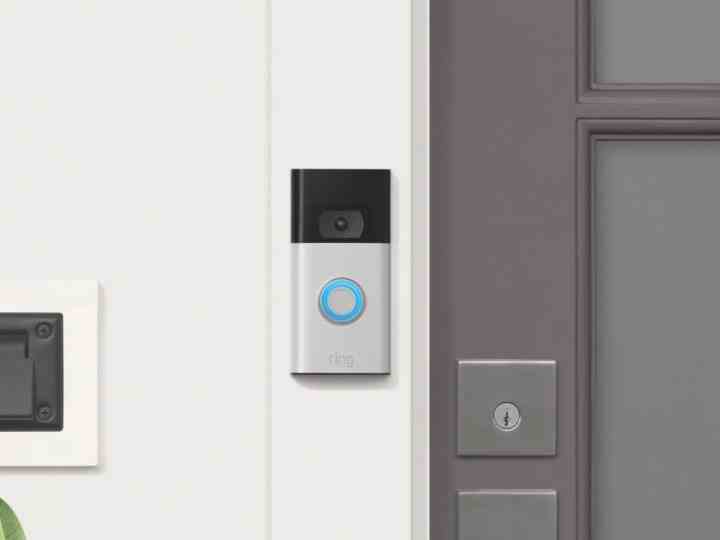 Die Ring Video Doorbell in Satin Nickel, installiert neben einer Tür.