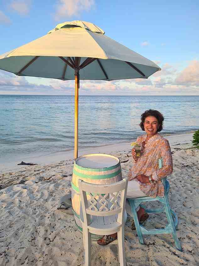 Schriftstellerin Teresa genießt das Strandleben auf Alphonse.  „Die immer gesellige Atmosphäre auf Alphonse ist der ultimative Barfuß-Chic“, erklärt sie